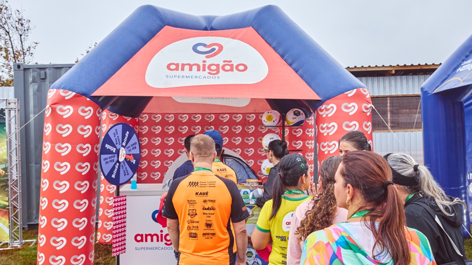 Estrutura promocional da InflaUp gerando impacto em evento