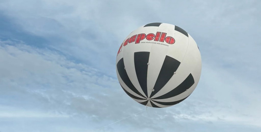 Blimp inflável Capello no céu